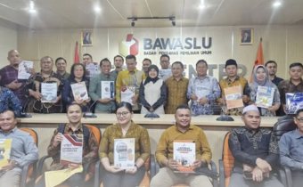 Penyampaian Laporan Akhir Kehumasan Tahun 2024 ke Bawaslu RI