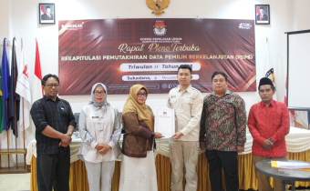 Anggota Bawaslu Kabupaten Kayong Utara, Deny Hardiansyah, S.Pd., menghadiri Rapat Pleno Terbuka Rekapitulasi Pemutakhiran Data Pemilih Berkelanjutan (PDPB) Triwulan IV Tahun 2025 yang diselenggarakan oleh KPU Kabupaten Kayong Utara