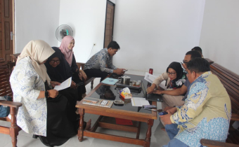 Anggota Bawaslu Kabupaten Kayong Utara  Yusmandi melakukan pengawasan langsung  pencocokan dan penelitian terbatas (coktas) yang dilakukan KPU Kabupaten Kayong Utara di Desa Sejahtera Kecamatan Sukadana Kamis 18 Juni 2026.