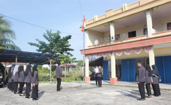 Kegiatan Apel rutin hari senin Bawaslu Kab. Kayong Utara dalam rangka meningkatkan disiplin dan koordinasi dijajaran Sekretariat
