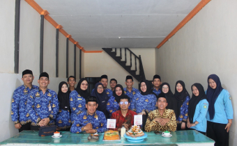 Rayakan HUT Bawaslu Kab/Kota dengan doa bersama, pemotongan tumpeng, serta ramah tamah seluruh jajaran Bawaslu Kabupaten Kayong Utara.