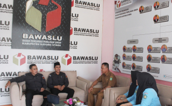 Badan Pengawas Pemilihan Umum Kabupaten Kayong Utara resmi menerima siswa magang sebanyak 2 orang  dari SKMN 01 Teluk Batang