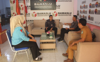kunjungan monitoring dan evaluasi (monev) yang dilakukan secara berkala oleh guru pembimbing sekolah ke Bawaslu Kab. Kayong Utara