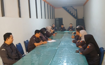 Bawaslu Kabupaten Kayong Utara menggelar rapat internal dalam rangka evaluasi kehumasan sekaligus membahas penguatan publikasi dan informasi kepemiluan.